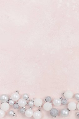 Tebrik kartı için metin tasarımınızı yeni yıl veya Noel desenli düz üstten görünüm Xmas tatil kutlama dekoratif oyuncak topları sparkles pembe beton arka plan kopya alanı şablonu çerçeve yatıyordu