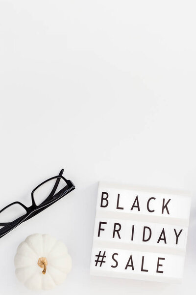 Creative Top View квартира лежа композиция продвижение Черная пятница текст продажи на Lightbox белый фон копия пространства шаблон Черная пятница продажи макет осенью реклама День благодарения