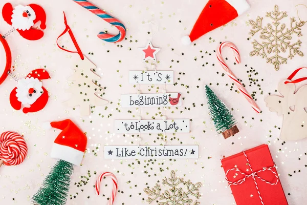 新年やクリスマスの装飾フラット コンクリート ピンクの背景の手作りギフト ボックス上面クリスマス休日のお祝いが横たわっていた グリーティング カードまたはテキスト デザイン テンプレートのモックアップ — ストック写真