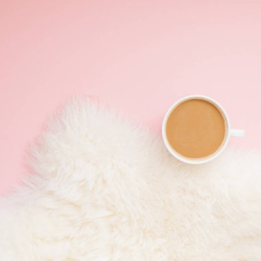 Yaratıcı sonbahar düz yatıyordu ek yükü üstten görünüm kahve süt sütlü kahve Kupası bin yıllık pembe arka plan kopya alanı en az stili. Sonbahar sezonu kare şablon kadınsı blog sosyal medya için