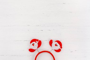 Üstten görünüm Xmas tatil kutlama kırmızı dekoratif parti oyuncak Beyaz ahşap arka plan kopya uzay tebrik kartı için model çerçeve metin tasarımınızı yeni yıl veya Noel çerçeve düz yatıyordu