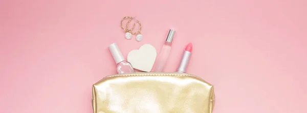Felülnézet Lapos Feküdt Kozmetikumok Fülbevaló Arany Női Pénztárca Másol Tér — Stock Fotó