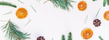 Yeni yıl Noel desen düz yatıyordu üstten görünüm Xmas tatil el yapımı elişi doku köknar ağacı çam dalları ile koni kurutulmuş portakal beyaz arka plan kopya alanı uzun geniş afiş