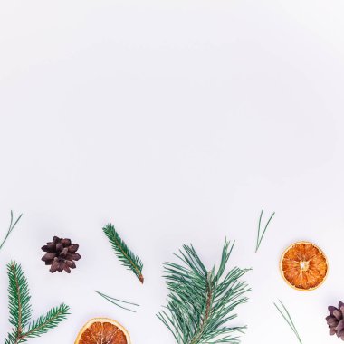 Yeni yıl Noel desen düz üstten görünüm portakal beyaz arka plan kopya alanı şablonu için tebrik kartı metin tasarım el yapımı elişi doku ile köknar ağacı çam kozalakları dalları Xmas tatil kurutulmuş yatıyordu