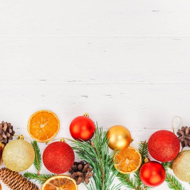 Tebrik kartı için metin tasarımınızı yeni yıl veya Noel desen düz üstten görünüm Xmas tatil kutlama inci dekoratif oyuncak topları sparkles Beyaz ahşap arka plan kopya alanı model çerçeve düzenlemek