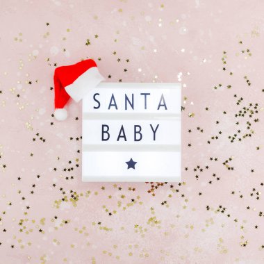 Yeni yıl veya Noel kompozisyon düz metin pembe arka plan kopya alanı şablonu için tebrik kartı metin tasarım ile üstten görünüm Xmas tatil kutlama el yapımı elişi ahşap garland göklere