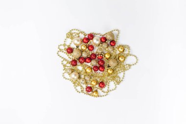 Yeni yıl ya da Noel desen düz yatıyordu üstten görünüm Xmas tatil kutlama dekoratif oyuncak topları sparkles izole beyaz kağıt arka plan kopya alanı şablonu çerçeve tebrik kartı için metin tasarım