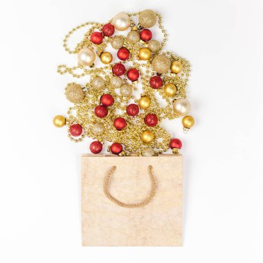 Tebrik kartı için metin tasarımınızı yeni yıl veya Noel kompozisyon düz üstten görünüm Xmas tatil kutlama dekoratif oyuncak topları sparkles izole beyaz kağıt arka plan kopya alanı şablonu çerçeve düzenlemek