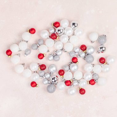 Tebrik kartı için metin tasarımınızı yeni yıl veya Noel desenli düz üstten görünüm Xmas tatil kutlama dekoratif oyuncak topları sparkles pembe beton arka plan kopya alanı şablonu çerçeve yatıyordu