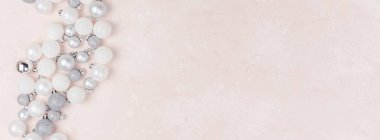 Tebrik kartı için metin tasarımınızı yeni yıl veya Noel desenli düz üstten görünüm Xmas tatil kutlama dekoratif oyuncak topları sparkles pembe beton arka plan kopya alanı şablonu çerçeve yatıyordu