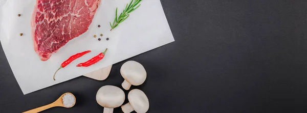 Creative Top View Flat Lay Fresh Raw Beef Meat Striploin — Fotografia de Stock