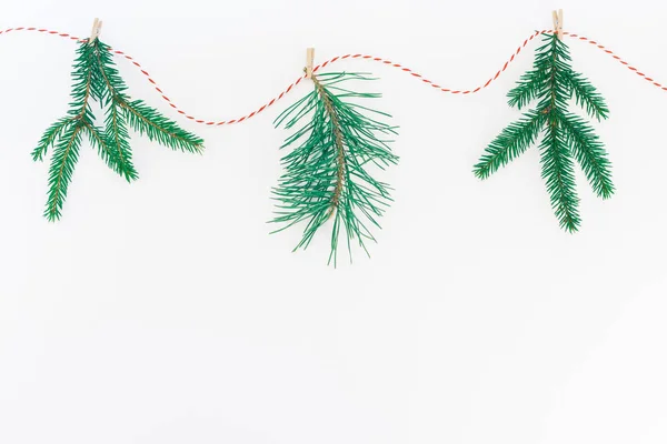 크리스마스 평면도 크리스마스 핸드메이드 수공예 전나무 소나무 가지와 화이트 템플릿 — 스톡 사진