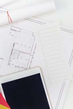Yaratıcı düz yatıyordu ek yükü üstten görünüm planları mimari düz proje planı ve ofis malzemeleri dekoratör beyaz tablo çalışma alanındaki renk örnekleri araçları ve ekipmanları arka plan kopya alanı kavramı ile