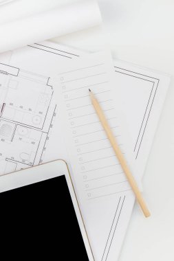 Yaratıcı düz yatıyordu ek yükü üstten görünüm planları mimari düz proje planı ve ofis malzemeleri dekoratör beyaz tablo çalışma alanındaki renk örnekleri araçları ve ekipmanları arka plan kopya alanı kavramı ile
