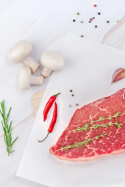 Creative Top View Flat Lay Fresh Raw Beef Meat Striploin — Fotografia de Stock