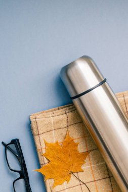 Yaratıcı üst düz lay açık havada yolculuk kompozisyon görüntüleyin. Termos battaniye sonbahar yaprak gri mavi arka plan kopya alanı. Şablon hafta sonu gezisi piknik doğa Turizm rekreasyon
