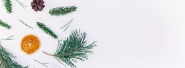 Yeni yıl Noel desen düz yatıyordu üstten görünüm Xmas tatil el yapımı elişi doku köknar ağacı çam dalları ile koni kurutulmuş portakal beyaz arka plan kopya alanı uzun geniş afiş
