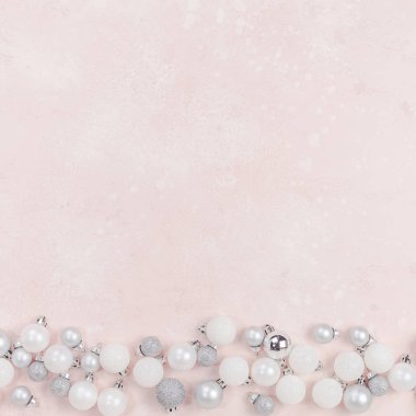 Tebrik kartı için metin tasarımınızı yeni yıl veya Noel desenli düz üstten görünüm Xmas tatil kutlama dekoratif oyuncak topları sparkles pembe beton arka plan kopya alanı şablonu çerçeve yatıyordu