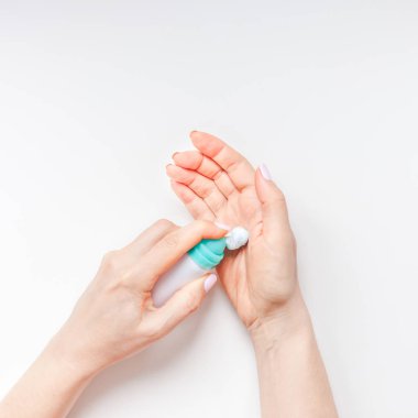 Yaratıcı kare görüntü kadın minimalizm tarzı beyaz arka plan üzerinde kopya alanı ile kozmetik krem losyon ile el cildi nemlendirici. Kavram şablon kadınsı blog sosyal medya güzellik kavramı