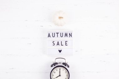 Yaratıcı üst lightbox beyaz arka plan kopya alanı şablonu sonbahar satış mockup sonbahar mevsimlik teklif promosyon reklam ile çalar saat düz yatıyordu promosyon kompozisyon sonbahar satış metin görüntülemek