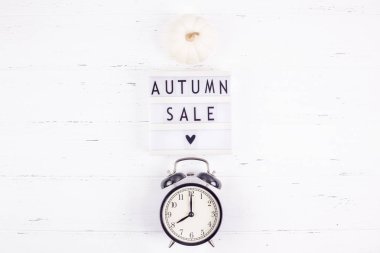 Yaratıcı üst lightbox beyaz arka plan kopya alanı şablonu sonbahar satış mockup sonbahar mevsimlik teklif promosyon reklam ile çalar saat düz yatıyordu promosyon kompozisyon sonbahar satış metin görüntülemek