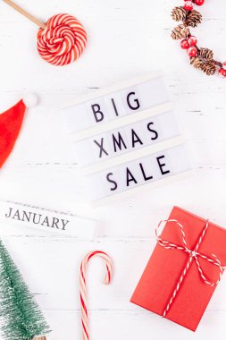 Yaratıcı üst düz yatıyordu promosyon kompozisyon büyük Noel satış metin lightbox Beyaz ahşap arka plan kopya alanı şablonu mevsimlik kış Noel teklif promosyon İskandinav minimalizm reklam görüntülemek