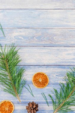 Yeni yıl Noel desen düz el yapımı elişi doku ile köknar ağacı çam kozalakları dalları Xmas tatil kurutulmuş portakal mavi ahşap arka plan kopya alanı şablonu için tebrik kartı üstten görünüm yatıyordu