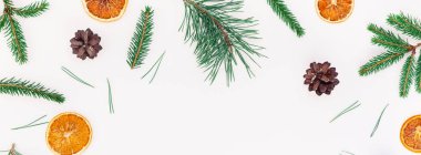 Yeni yıl Noel desen düz yatıyordu üstten görünüm Xmas tatil el yapımı elişi doku köknar ağacı çam dalları ile koni kurutulmuş portakal beyaz arka plan kopya alanı uzun geniş afiş