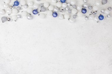 Tebrik kartı için metin tasarımınızı yeni yıl veya Noel desenli düz üstten görünüm Xmas tatil kutlama dekoratif oyuncak topları sparkles beyaz beton arka plan kopya alanı şablonu çerçeve yatıyordu