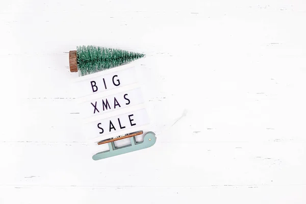 フラット横たわっていたプロモーション組成大きなクリスマス販売テキスト ライト ホワイト木製の背景コピー スペース テンプレート季節冬クリスマス提供促進スカンジナビア ミニマリズムを広告の創造的な上面図します — ストック写真