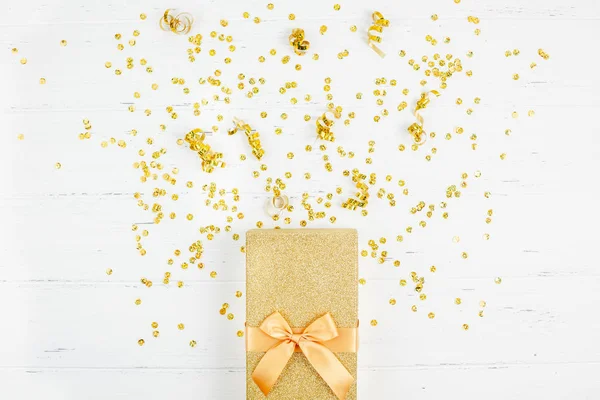 新年やクリスマス パターン フラット トップ ビュー クリスマス休日お祝い装飾的なゴールデン ギフト ボックス輝く白い木製の背景コピー スペース テンプレート — ストック写真