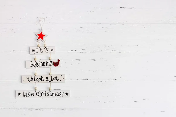 新年やクリスマスの組成のフラット テキスト白い木製の板の背景コピー スペース テンプレート グリーティング カード テキスト デザインの平面図クリスマス休日のお祝いの手作り工芸品木製ガーランドを置く — ストック写真
