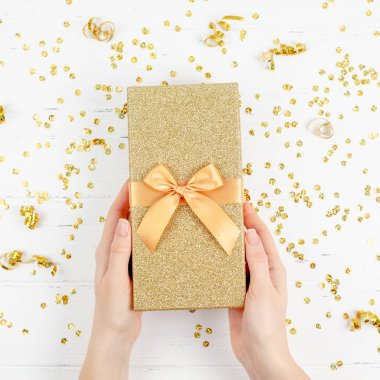 Tebrik kartı için metin tasarımınızı yeni yıl veya Noel desenli düz üstten görünüm Xmas tatil kutlama dekoratif altın Hediyelik kutu sparkles Beyaz ahşap arka plan kopya alanı şablonu çerçeve yatıyordu