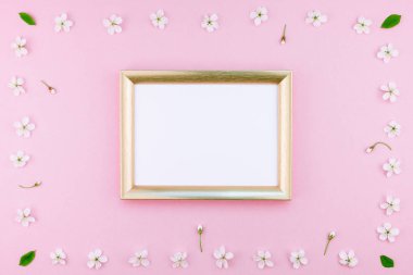 Boş çerçeve sahte kavramı en iyi görünümünü yaratıcı düz yığmak ve kiraz ağacı çiçek pastel bin yıllık üzerinde arka plan kopya alanı en az stili, yazı, metin veya tasarım şablonu ile pembe
