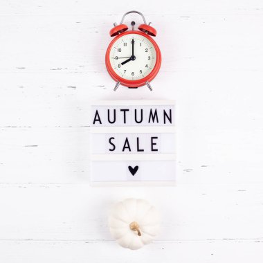 Yaratıcı üst lightbox beyaz arka plan kopya alanı şablonu sonbahar satış mockup sonbahar mevsimlik teklif promosyon reklam ile çalar saat düz yatıyordu promosyon kompozisyon sonbahar satış metin görüntülemek