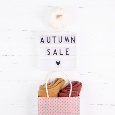 Yaratıcı üst lightbox beyaz arka plan kopya alanı şablonu sonbahar satış mockup sonbahar mevsimlik teklif promosyon reklam alışveriş çantası ile düz yatıyordu promosyon kompozisyon sonbahar satış metin görüntülemek