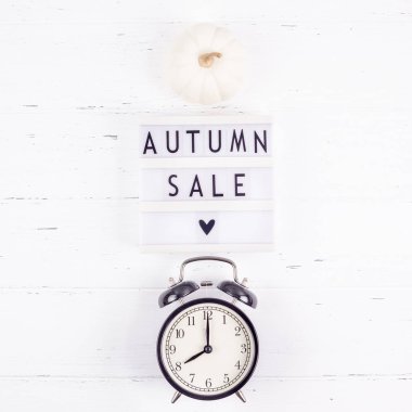 Yaratıcı üst lightbox beyaz arka plan kopya alanı şablonu sonbahar satış mockup sonbahar mevsimlik teklif promosyon reklam ile çalar saat düz yatıyordu promosyon kompozisyon sonbahar satış metin görüntülemek