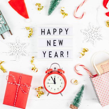 Yeni yıl veya Noel desenli düz üstten görünüm kırmızı çalar saat on iki gece yarısı Xmas tatil kutlama Beyaz ahşap altın konfeti arka plan parıldıyor yatıyordu. Şablon metin tasarımınızın 2019