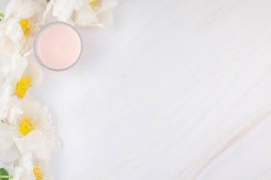 Güzel kopya alanı en az tarzı, kartpostal, yazı, metin veya tasarım şablonu mermer zemin üzerine beyaz şakayık çiçekleri blooming. Düğün davetiyesi ve kutlama tebrik kavramı