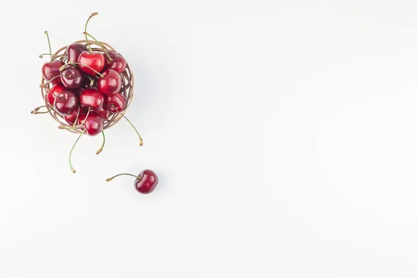 Creative Top View Fresh Ripe Cherry Small Wicker Basket Copy — Stock Photo, Image