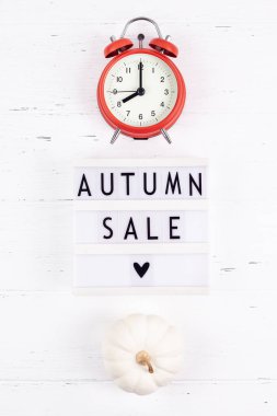 Yaratıcı üst lightbox beyaz arka plan kopya alanı şablonu sonbahar satış mockup sonbahar mevsimlik teklif promosyon reklam ile çalar saat düz yatıyordu promosyon kompozisyon sonbahar satış metin görüntülemek