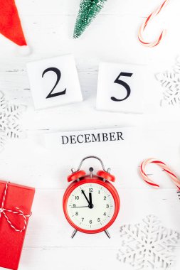 Yeni yıl veya Noel desenli düz üstten görünüm kırmızı çalar saat on iki gece yarısı Xmas tatil kutlama Beyaz ahşap el yapımı takvim arka plan yattı. Şablon metin tasarımınızın 2019