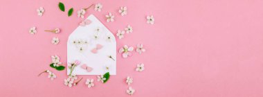 Boş mektup zarfı, bahar çiçekleri ve kalpleri yaratıcı düz yatıyordu uzun geniş afiş üzerinde bin yıllık pembe arka plan kopya alanı en az tarzı, Sevgililer kartları için şablon ile şeker