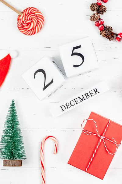 新年やクリスマス パターン フラット トップ ビュー赤い目覚まし時計 クリスマス休日お祝い白い木製の手作りカレンダー背景が横たわっていた 本文デザイン 2019 のテンプレート — ストック写真