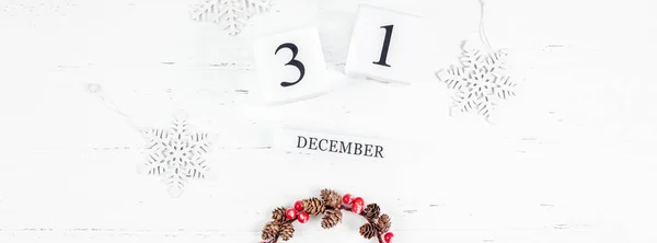 新年やクリスマス パターン フラット トップ ビュー クリスマスの休日のお祝い白い木製の手作りカレンダー背景が横たわっていた 本文デザイン 2019 のテンプレート — ストック写真