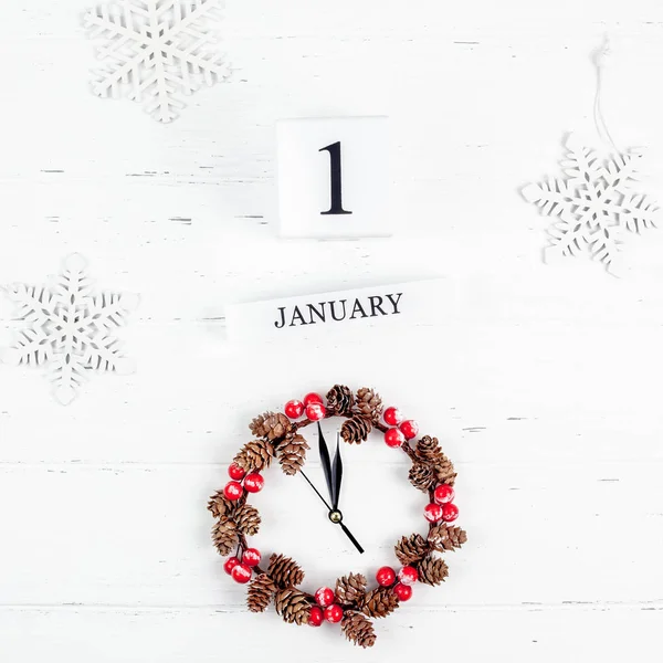 新年やクリスマス パターン フラット トップ ビュー クリスマスの休日のお祝い白い木製の手作りカレンダー背景が横たわっていた 本文デザイン 2019 のテンプレート — ストック写真