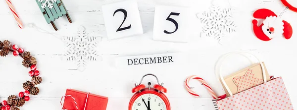 新年やクリスマス パターン フラット トップ ビュー赤い目覚まし時計 クリスマス休日お祝い白い木製の手作りカレンダー背景が横たわっていた 本文デザイン 2019 のテンプレート — ストック写真