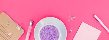 Yaratıcı en iyi görünüm düz kopya alanı bir parlak pembe renk kağıt uzun geniş afiş tasarım ofis malzemeleri tarz çalışma masası ve çay yatırın. Kadınsı blog sosyal medya için şablon