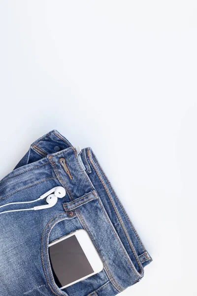 Conjunto Plano Vaqueros Azules Auriculares Para Teléfonos Inteligentes Aislados Sobre — Foto de Stock