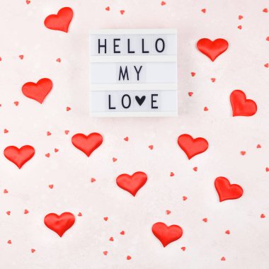 Üstten görünüm aşk tatil kutlama kırmızı kalp lightbox pembe arka plan kopya alanı şablonu tebrik kartı metin tasarım sosyal medya Bloglar ile yaratıcı Sevgililer günü romantik kompozisyon düz yatıyordu